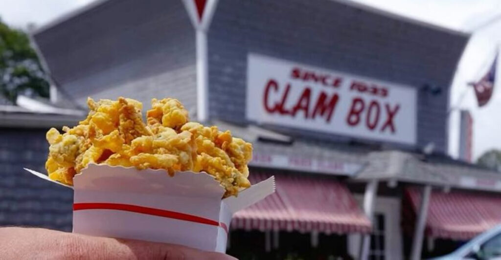 This Massachusetts Restaurant May Be Simple, But Its Fried Clams Are Road Trip-Worthy