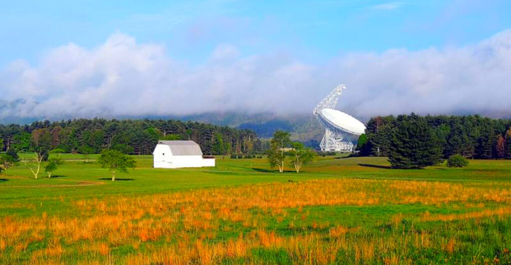 This Massive West Virginia Telescope Sits in a 13,000-Square-Mile Zone With No Cell Service