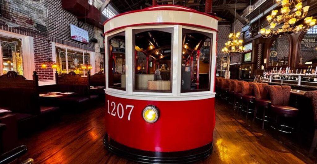 This Oregon Restaurant Pairs Riverside Views With Legendary Mizithra Pasta and Creamy Alfredo