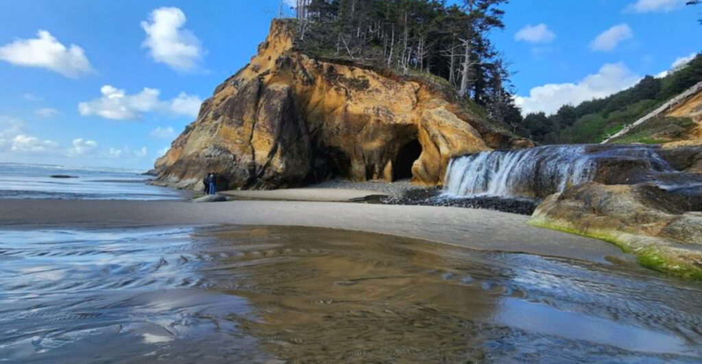 This Short Hike in Oregon Leads to One of the Coast’s Most Spectacular Beach Waterfalls