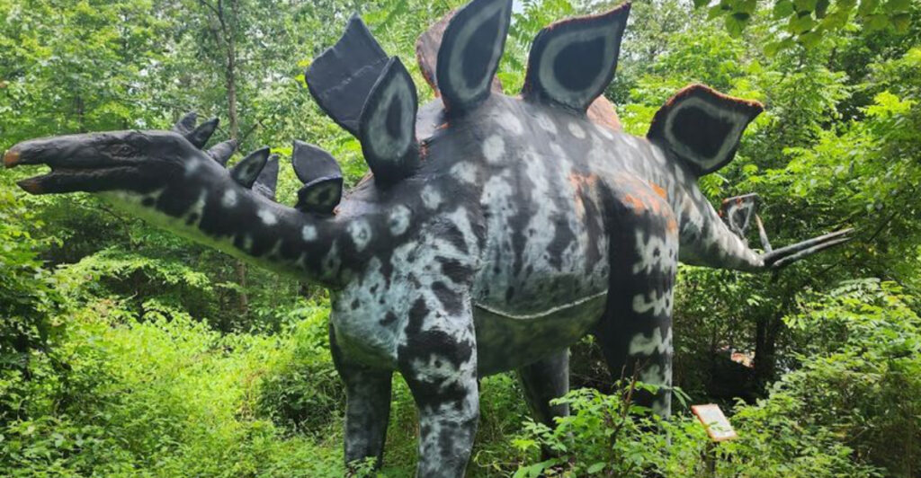 This Tennessee Dinosaur Park Started With One Raptor And Became A Family Phenomenon