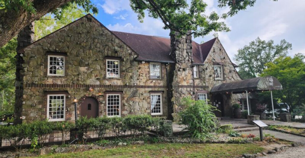 This Tennessee Restaurant Sits Inside a Mansion Linked to Al Capone Legends
