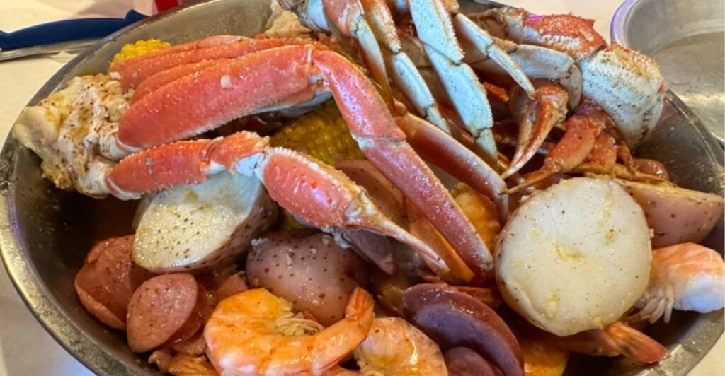 This Tennessee Seafood Spot Brings Cajun Crab Boils To The Smokies