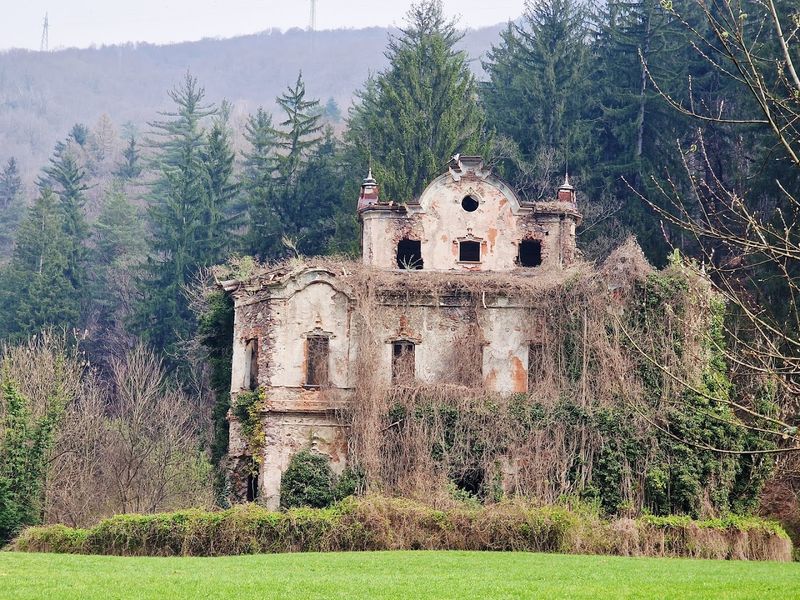 Villa de Vecchi (Lake Como, Italy)