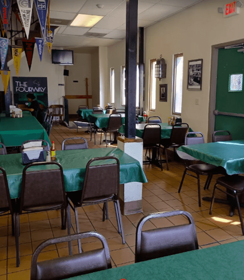 What the Dining Room Tells You Before the Food Arrives What the Dining Room Tells You Before the Food Arrives