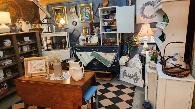 Whistlin' Woodpecker Vintage Market (Clinton) Whistlin' Woodpecker Vintage Market (Clinton)
