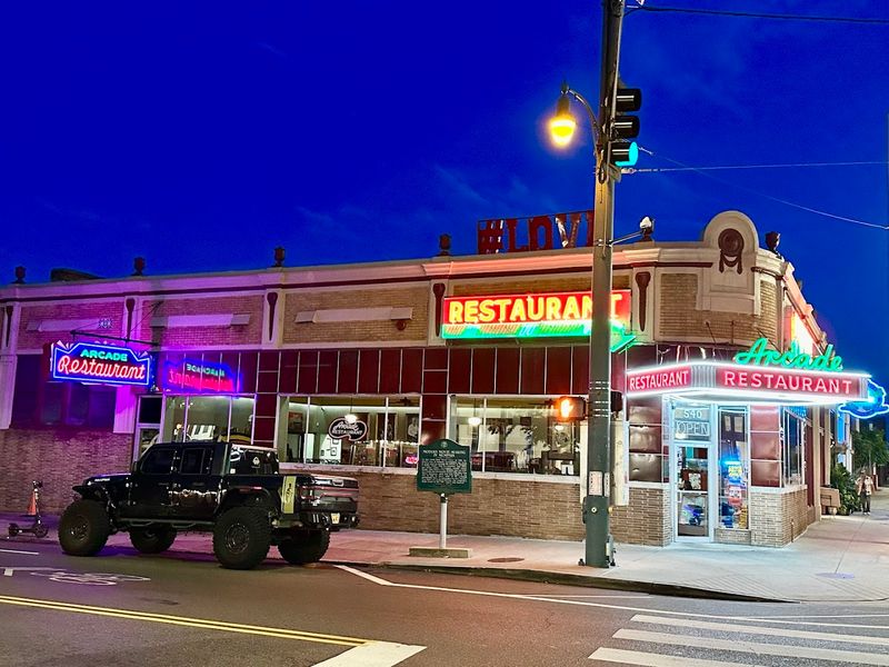 Why Memphis' Oldest Diner Still Draws A Crowd After 100 Years Why Memphis' Oldest Diner Still Draws A Crowd After 100 Years