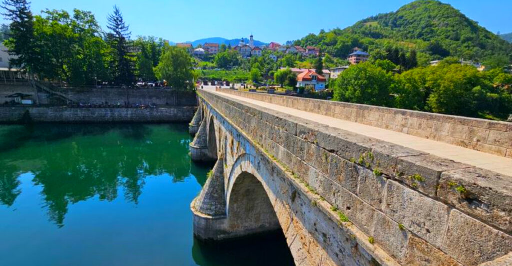 13 Historic Stone Bridges That Still Serve Everyday Crossings