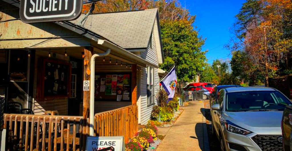 9 West Virginia Fried Chicken Spots That Locals Can’t Get Enough Of