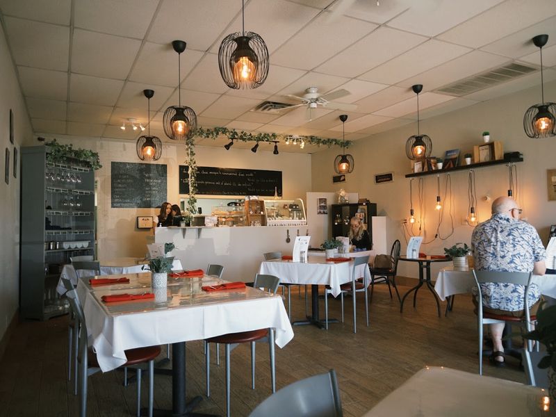 A Bistro That Feels Like It Belongs in Paris