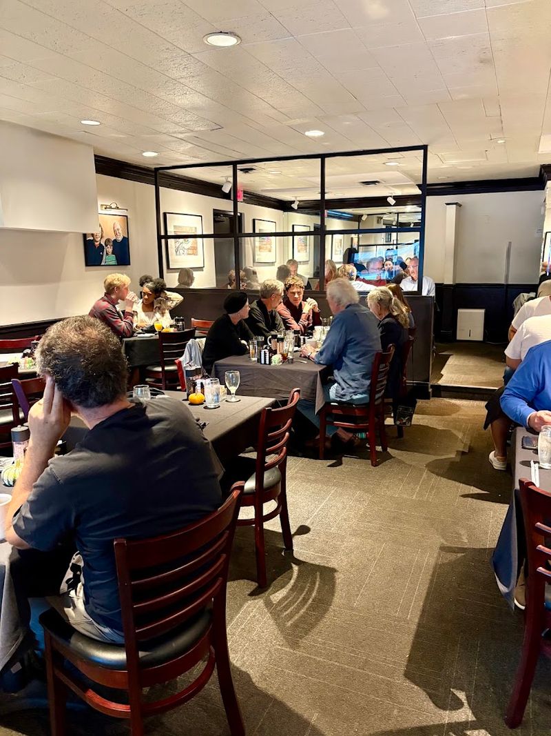 A Brunch Crowd That Keeps the Place Buzzing A Brunch Crowd That Keeps the Place Buzzing