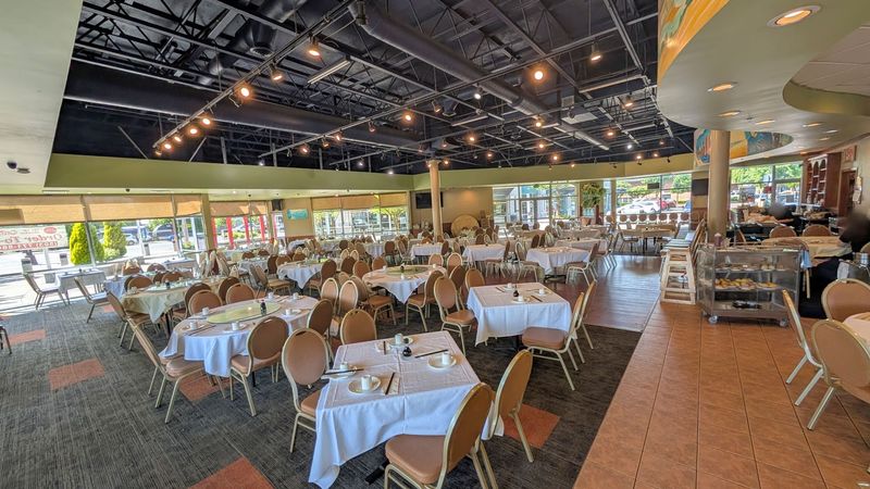 A Dining Room Built for Families and Big Groups A Dining Room Built for Families and Big Groups