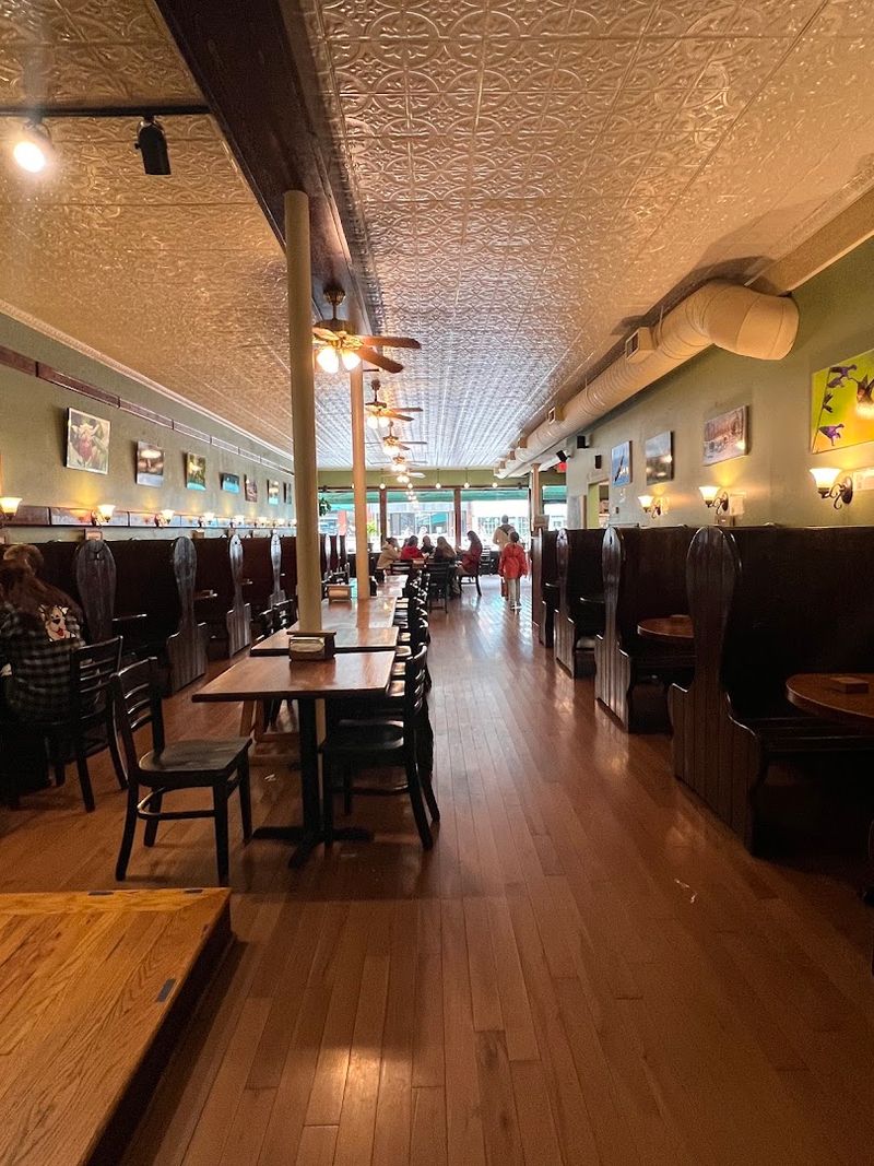 A Dining Room That Feels Like It Has a History A Dining Room That Feels Like It Has a History