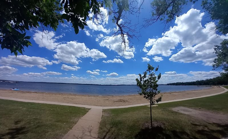A Lakeside Setting That Sets the Mood A Lakeside Setting That Sets the Mood