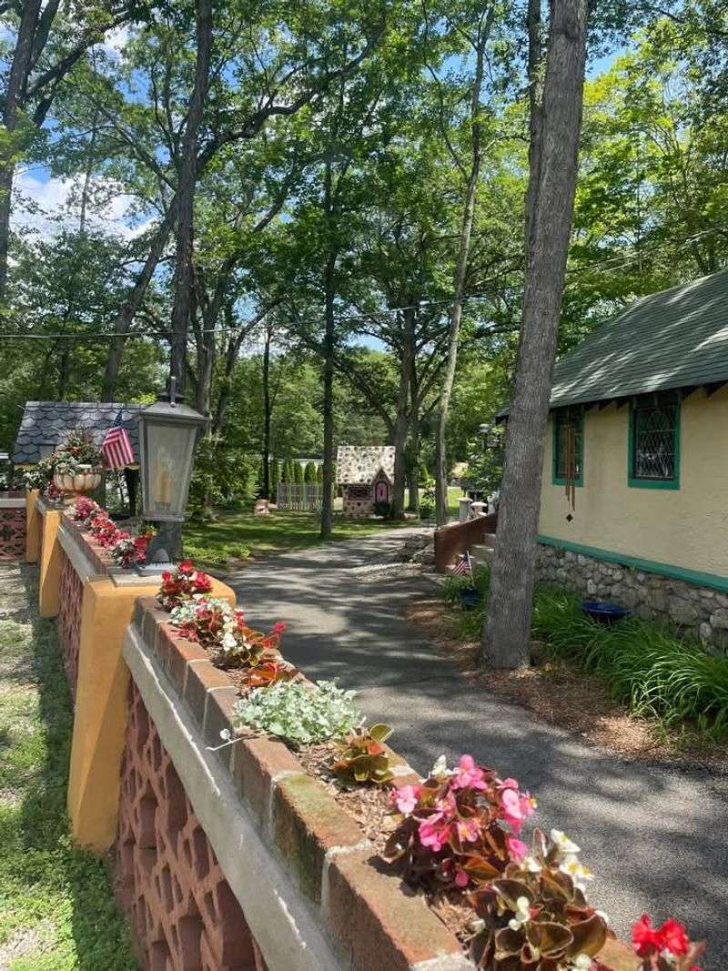A Relaxed Layout Under The Trees