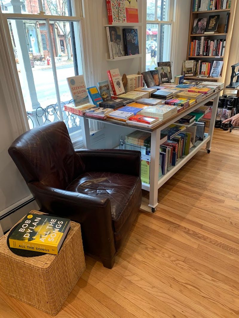 A Small Space That Rewards Slow Browsing A Small Space That Rewards Slow Browsing