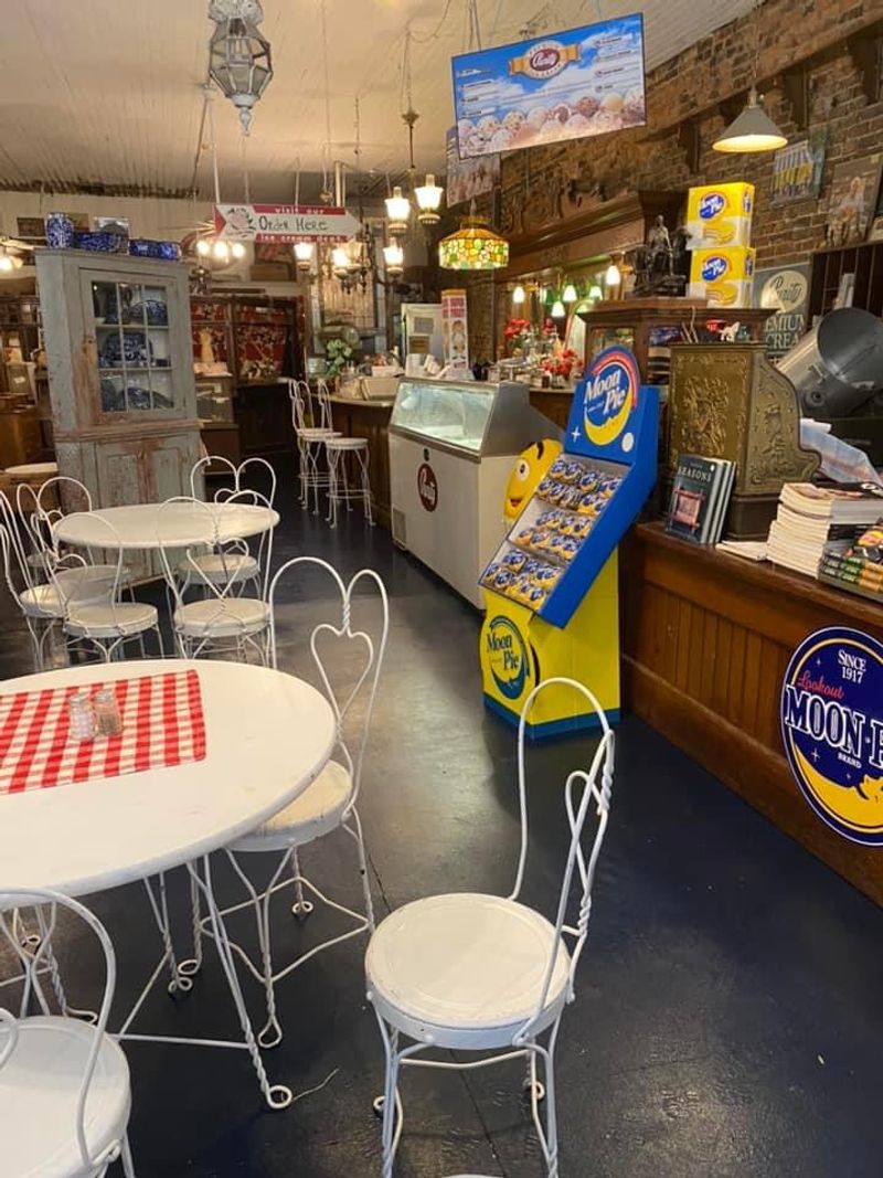 A Vintage Soda Shop Aesthetic That Sets the Mood A Vintage Soda Shop Aesthetic That Sets the Mood