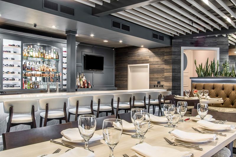 An Interior That Lets the Food Do the Talking