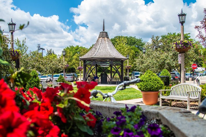 Atmosphere that feels like a neighborhood Atmosphere that feels like a neighborhood