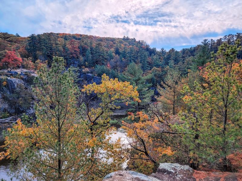 Bluff Trails With Sweeping Overlooks Bluff Trails With Sweeping Overlooks