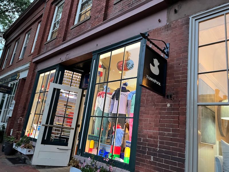 Boutiques, Thrift Finds, and Endless Browsing