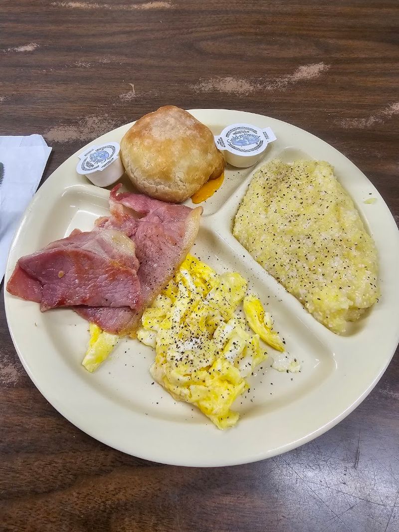 Breakfast in a Town That Wakes Up Early Breakfast in a Town That Wakes Up Early
