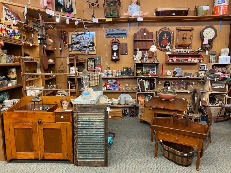 Cackleberry Farm Antique Mall, Paradise, Pennsylvania Cackleberry Farm Antique Mall, Paradise, Pennsylvania
