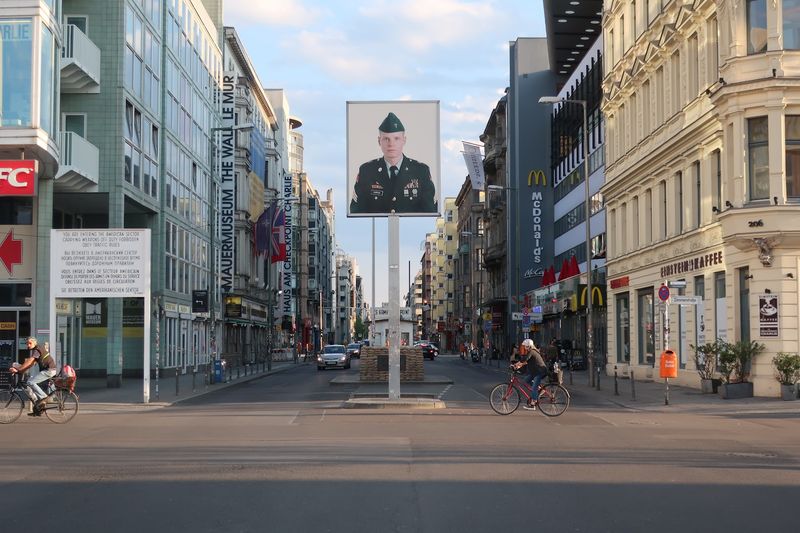 Checkpoint Charlie, Berlin, Germany Checkpoint Charlie, Berlin, Germany