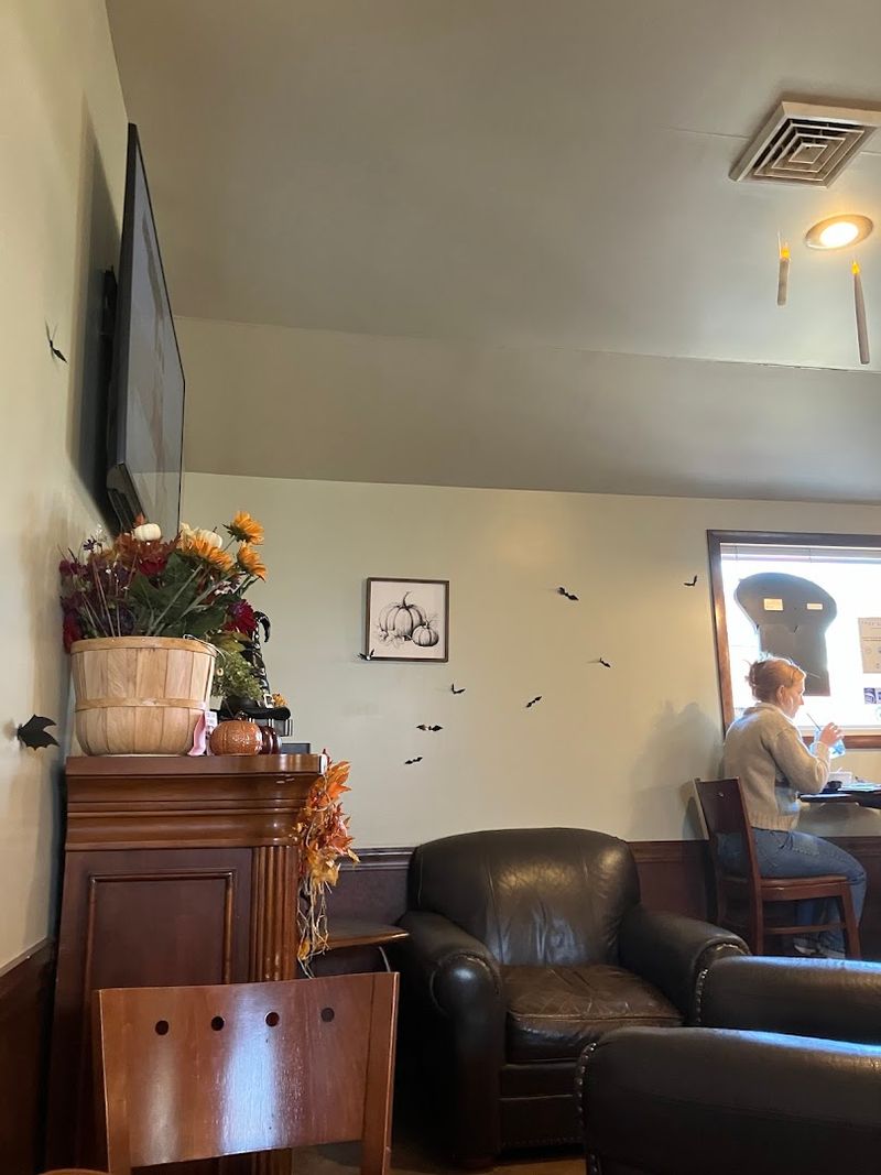 Cozy Seating and an Atmosphere That Invites Lingering Cozy Seating and an Atmosphere That Invites Lingering