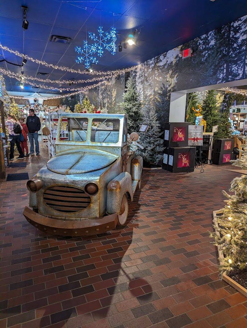 Decorations at Every Scale, From Tabletop to Truck-Sized Decorations at Every Scale, From Tabletop to Truck-Sized