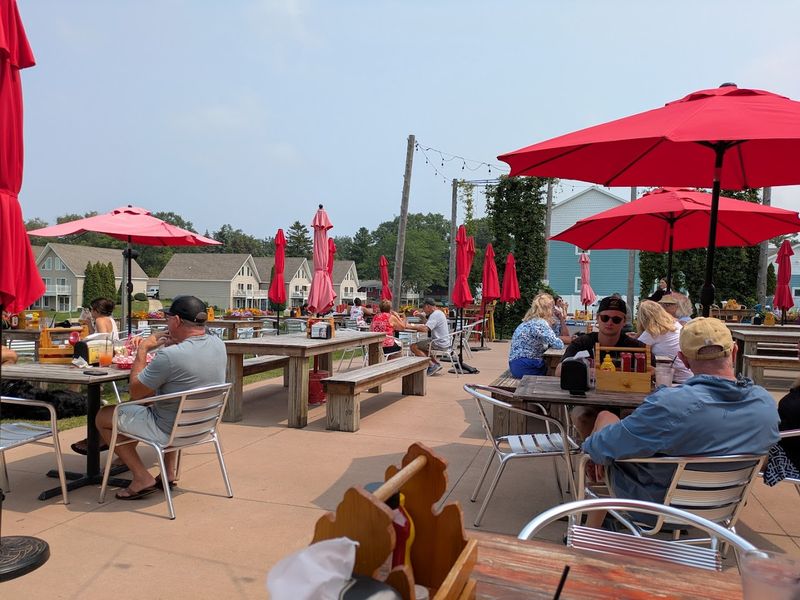 Dining and Shopping Within Easy Walking Distance Dining and Shopping Within Easy Walking Distance
