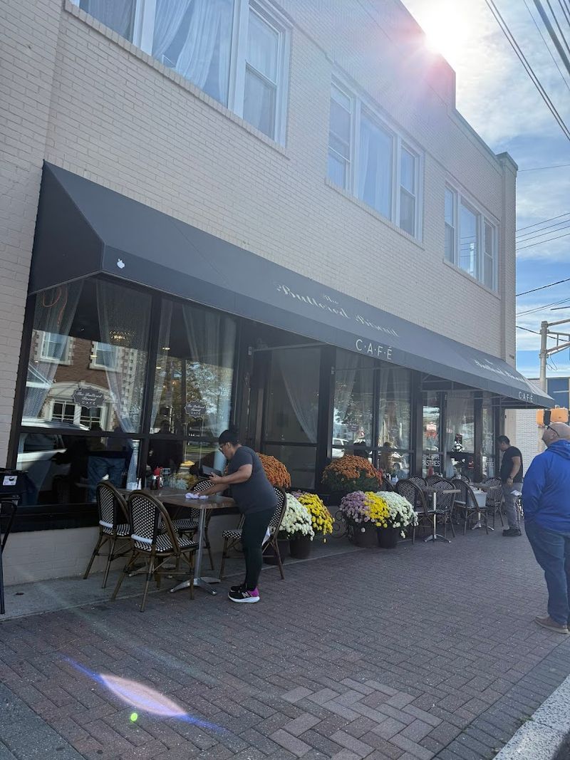 Dog-Friendly and Outdoor Seating Dog-Friendly and Outdoor Seating