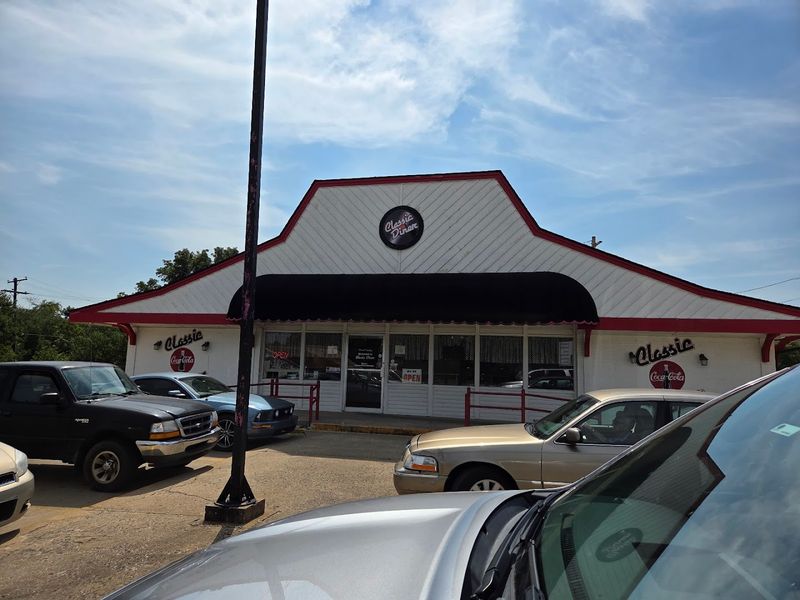Finding the Diner on East Main Street Finding the Diner on East Main Street