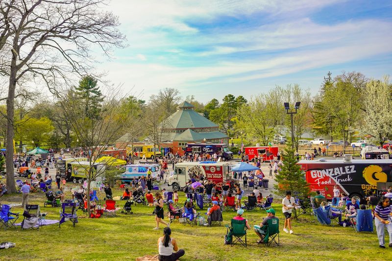 Food Truck Fridays Are a Whole Event Food Truck Fridays Are a Whole Event