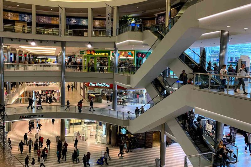 Four Levels of Shopping With More Than 500 Stores Four Levels of Shopping With More Than 500 Stores