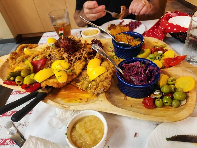 Generous Portions That Surprise First-Timers Generous Portions That Surprise First-Timers
