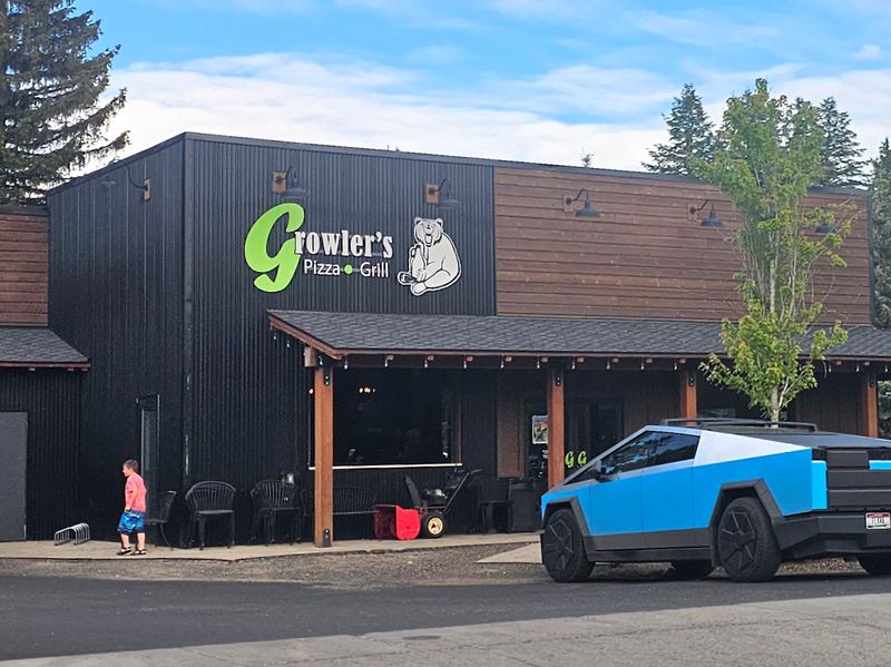 Growler's Pizza Grill, McCall, Idaho Growler's Pizza Grill, McCall, Idaho