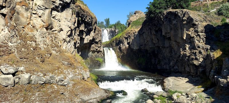 Hole-in-the-Wall Falls and Its Unique Feature Hole-in-the-Wall Falls and Its Unique Feature