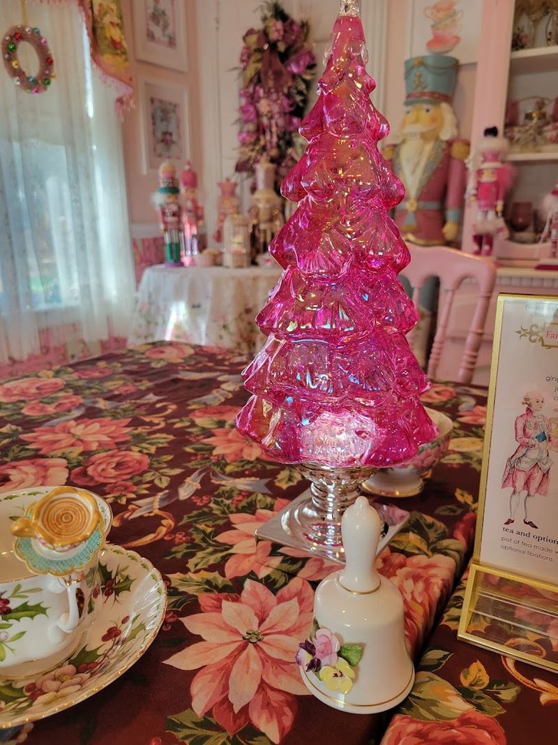 Holiday Decor That Earns the Trip Alone Holiday Decor That Earns the Trip Alone