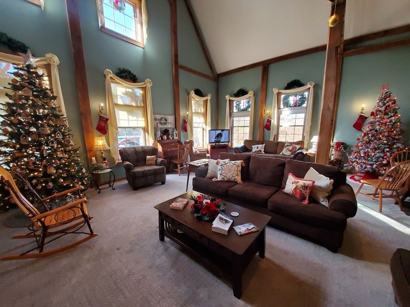 Holiday Decor That Transforms the Entire Property Holiday Decor That Transforms the Entire Property