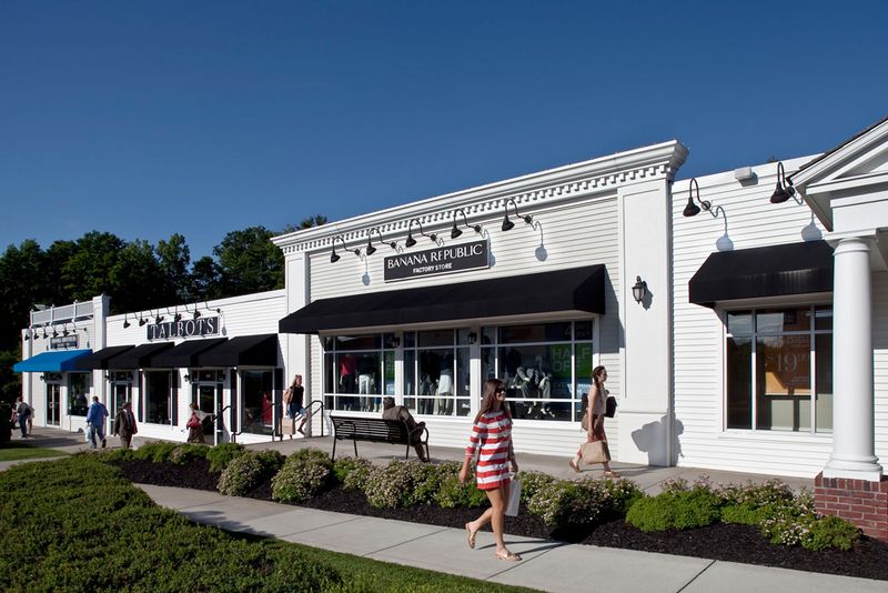 How the Deals Actually Work at an Outlet How the Deals Actually Work at an Outlet