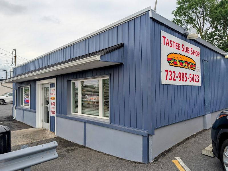How the Shop Compares to Chain Sub Restaurants How the Shop Compares to Chain Sub Restaurants