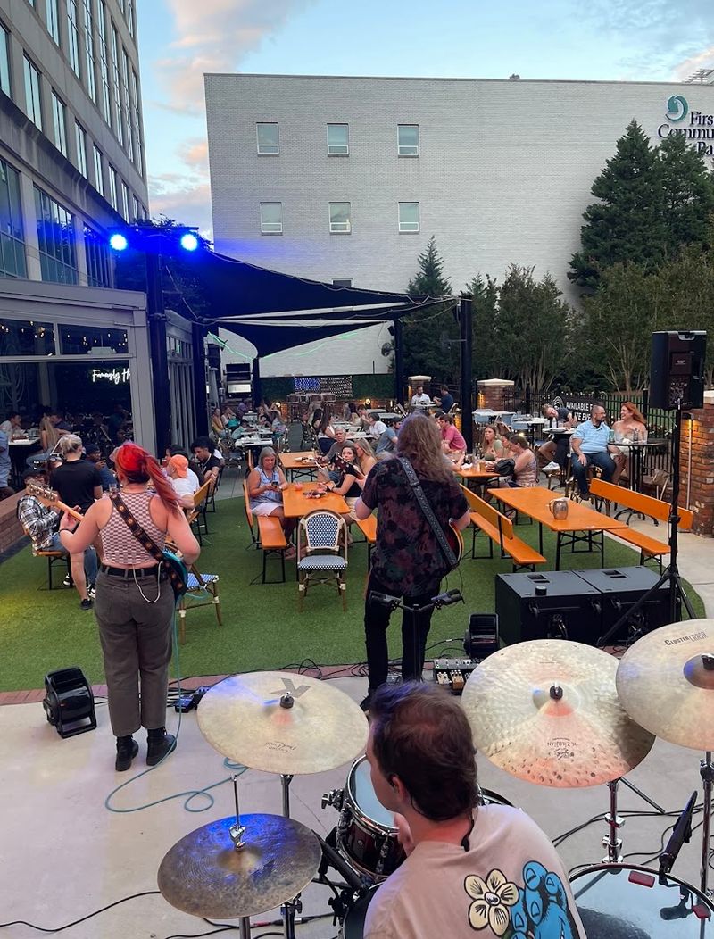 Live Music Nights Turn Dinner Into a Full Evening Out Live Music Nights Turn Dinner Into a Full Evening Out