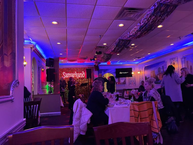 Live Music Nights: When the Restaurant Becomes Something More Live Music Nights: When the Restaurant Becomes Something More