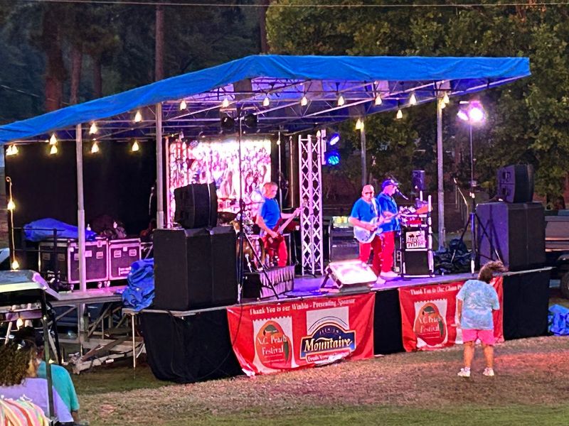Live Music That Keeps Earning Praise Live Music That Keeps Earning Praise