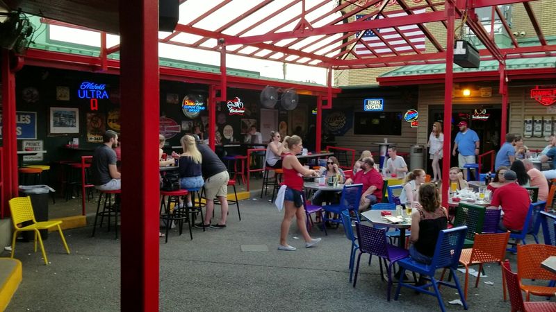 Live Music That Sets the Whole Place Buzzing Live Music That Sets the Whole Place Buzzing