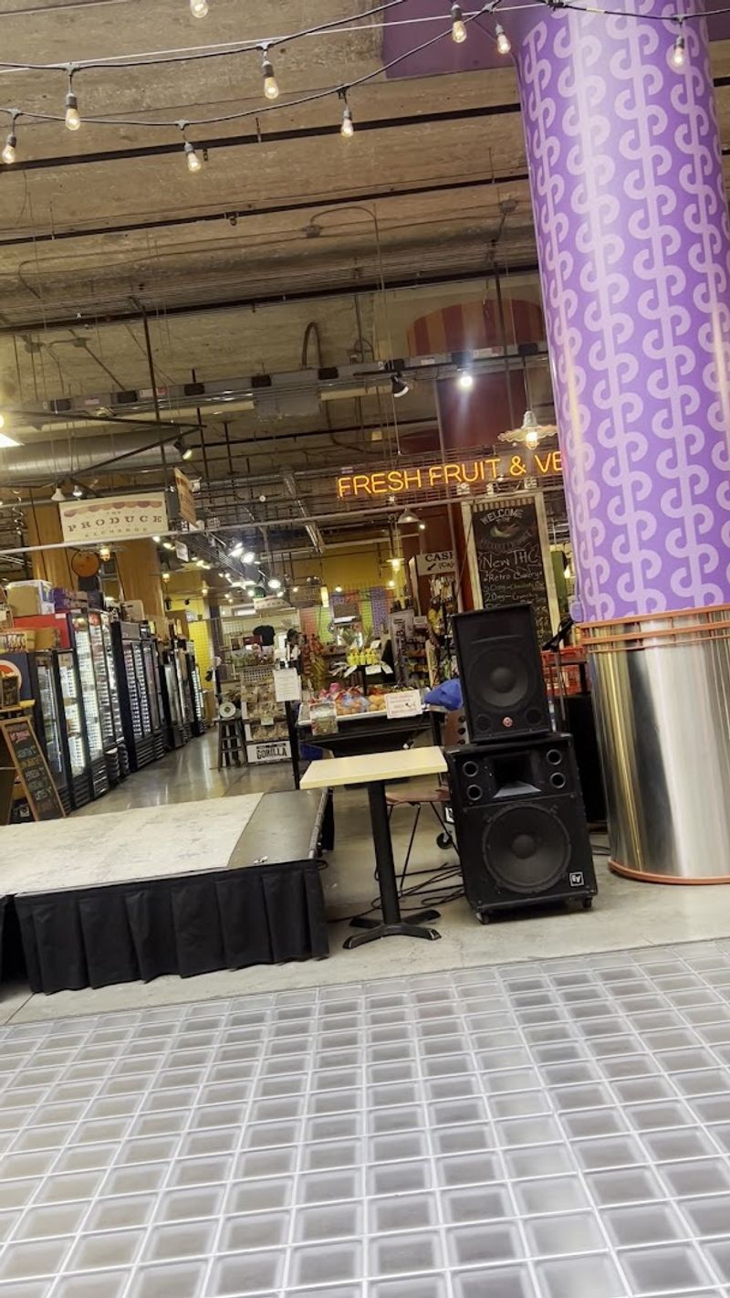 Live Music and Themed Events That Change the Atmosphere
