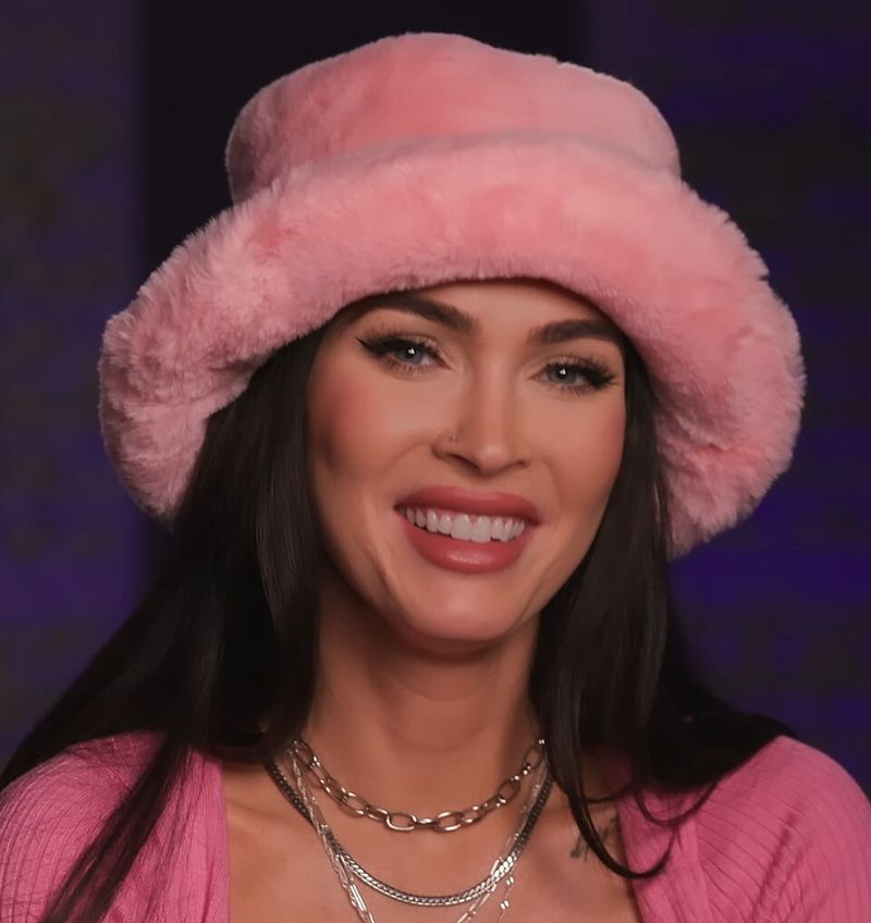 Megan Fox Worked at a Smoothie Shop Dressed as a Banana Megan Fox Worked at a Smoothie Shop Dressed as a Banana