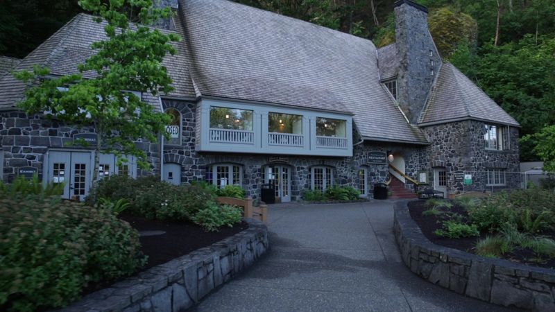 Multnomah Falls Lodge: History, Food, and a Gift Shop Worth Browsing Multnomah Falls Lodge: History, Food, and a Gift Shop Worth Browsing