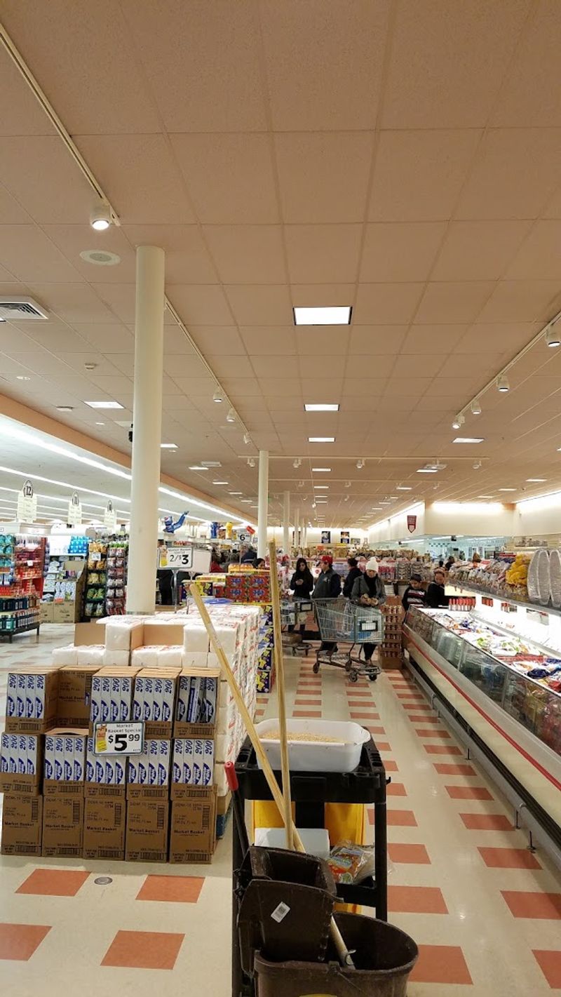 Navigating the Layout: Wide Aisles, Confusing Corners Navigating the Layout: Wide Aisles, Confusing Corners